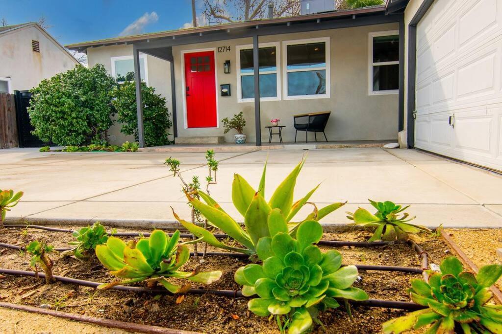 Beautiful 3 Bed 1 Bath Designer Home + Hot Tub Los Angeles Exterior photo