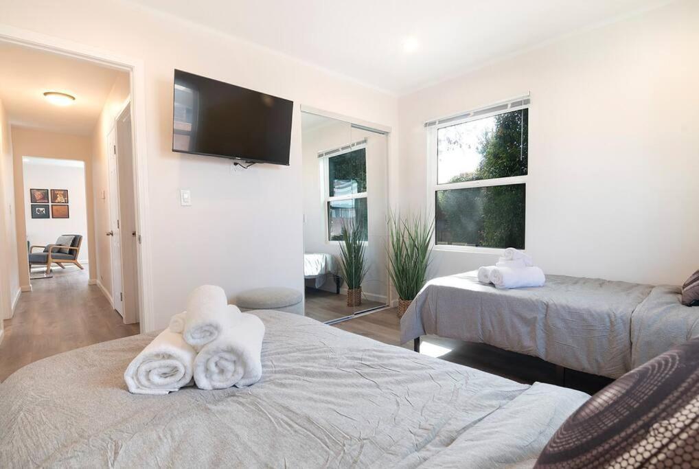 Beautiful 3 Bed 1 Bath Designer Home + Hot Tub Los Angeles Exterior photo